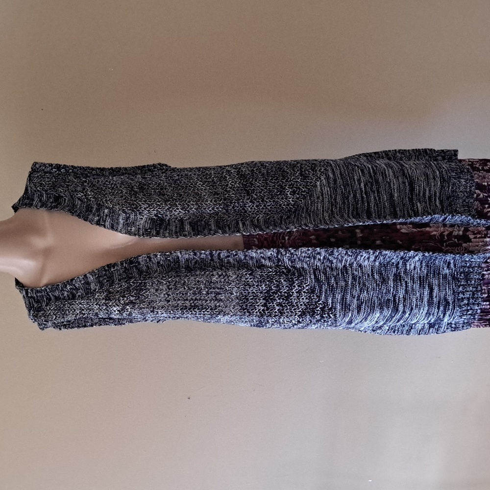 RXB Women's Sleeveless Sweater  Cardigan Size Medium Black and Gray